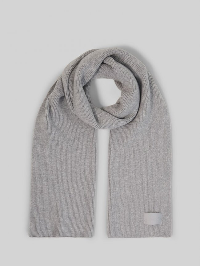 Tom Tailor Strickschal mit Badge - Soft Grey Melange Tom Tailor Strickschal mit Badge - Soft Grey Melange