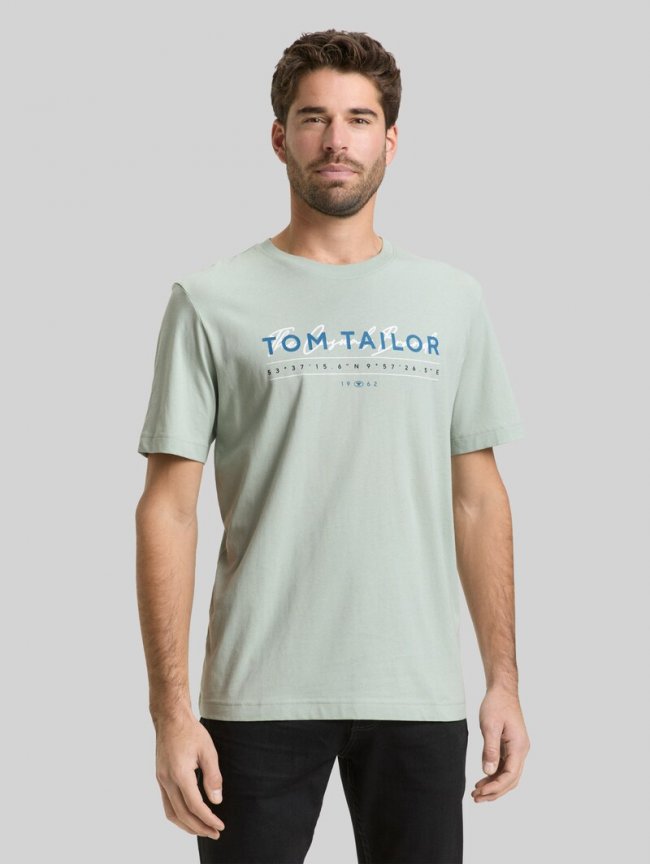 Tom Tailor T-Shirt mit Logo-Print - Soft Greyish Green Tom Tailor T-Shirt mit Logo-Print - Soft Greyish Green