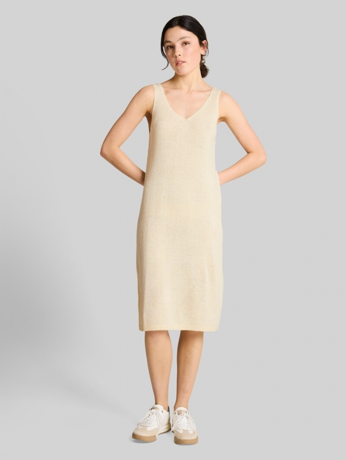 Tom Tailor Loose Fit Strickkleid mit V-Ausschnitt - Dove White Tom Tailor Loose Fit Strickkleid mit V-Ausschnitt - Dove White
