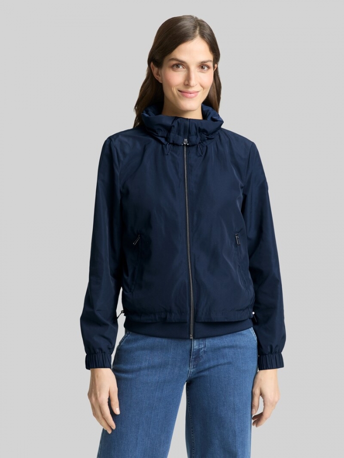 Tom Tailor Übergangsjacke mit verstaubarer Kapuze - Sky Captain Blue Tom Tailor Übergangsjacke mit verstaubarer Kapuze - Sky Captain Blue