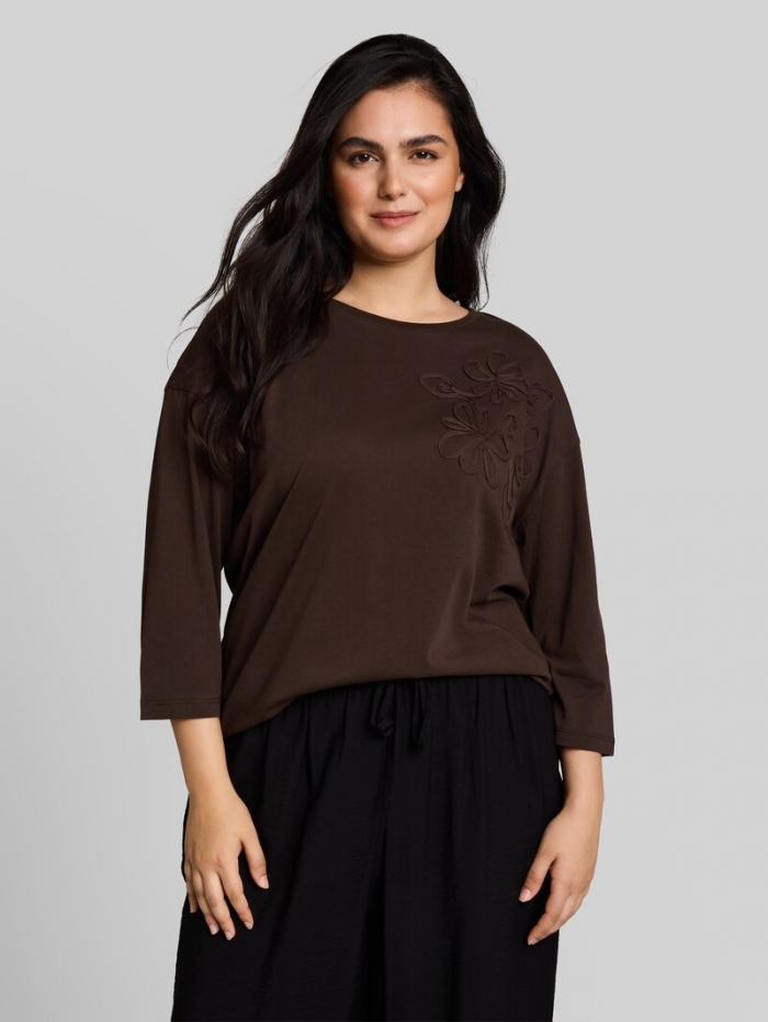 Tom Tailor Plus Size - Loose Fit T-Shirt mit Blumen-Applikation - Java Dark Brown Tom Tailor Plus Size - Loose Fit T-Shirt mit Blumen-Applikation - Java Dark Brown