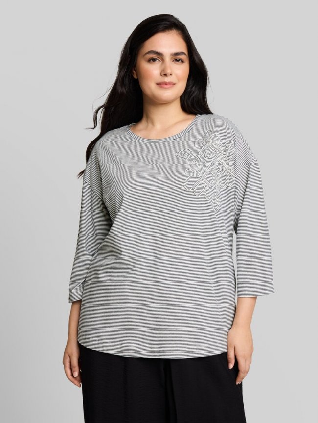 Tom Tailor Plus Size - Loose Fit T-Shirt mit Blumen-Applikation - Small White Navy Stripe Tom Tailor Plus Size - Loose Fit T-Shirt mit Blumen-Applikation - Small White Navy Stripe