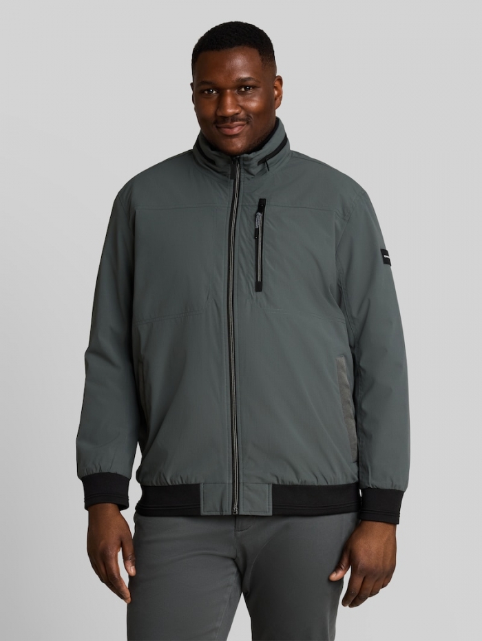 Tom Tailor Plus Size - Blouson Jacke mit verstaubarer Kapuze - Darkest Olive Tom Tailor Plus Size - Blouson Jacke mit verstaubarer Kapuze - Darkest Olive