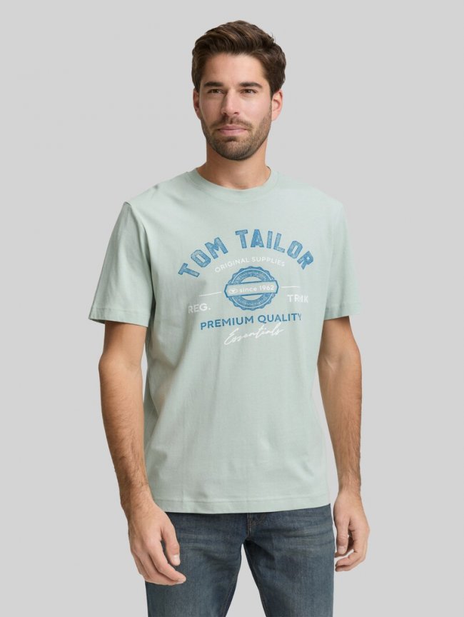 Tom Tailor T-Shirt mit Logo-Print - Soft Greyish Green Tom Tailor T-Shirt mit Logo-Print - Soft Greyish Green