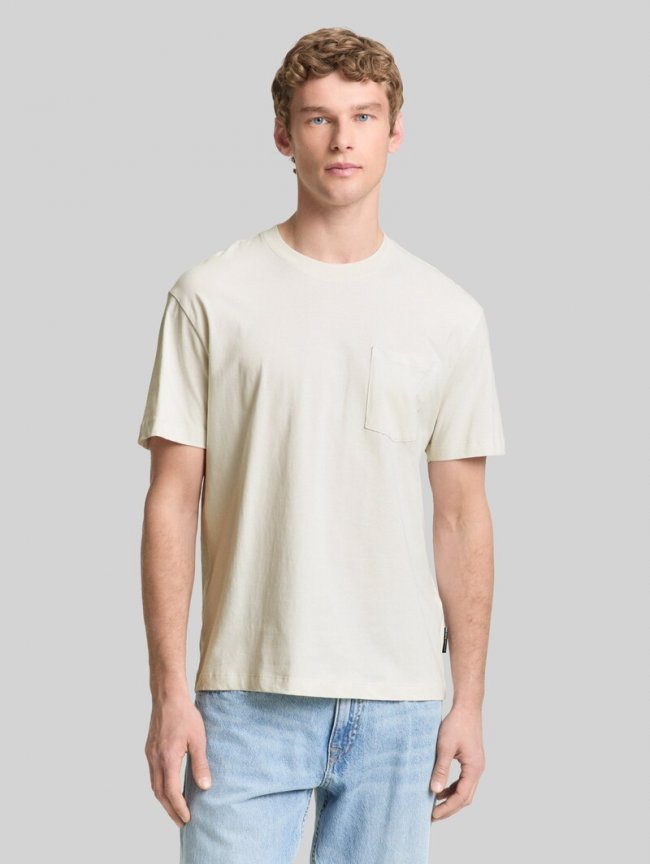 Tom Tailor Relaxed Fit T-Shirt mit Brusttasche - Greyish White Tom Tailor Relaxed Fit T-Shirt mit Brusttasche - Greyish White