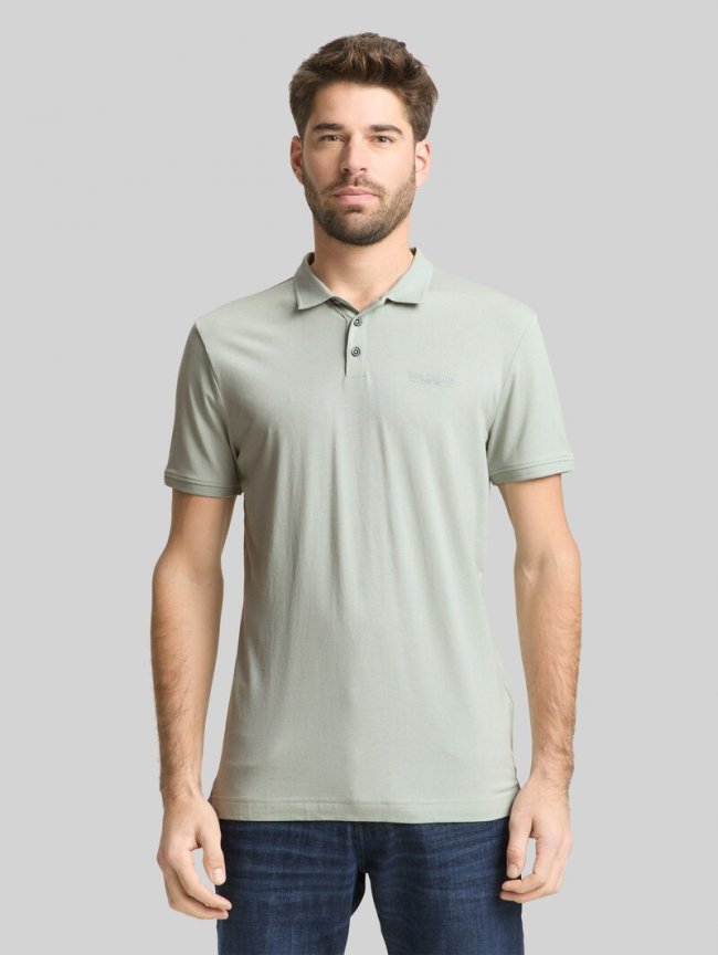 Tom Tailor Fitted Poloshirt mit Logo-Print - Soft Greyish Green Tom Tailor Fitted Poloshirt mit Logo-Print - Soft Greyish Green