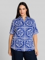 Tom Tailor Plus Size - Loose Fit Bluse mit Leinenanteil - Blue Flower Tile Design Tom Tailor Plus Size - Loose Fit Bluse mit Leinenanteil - Blue Flower Tile Design
