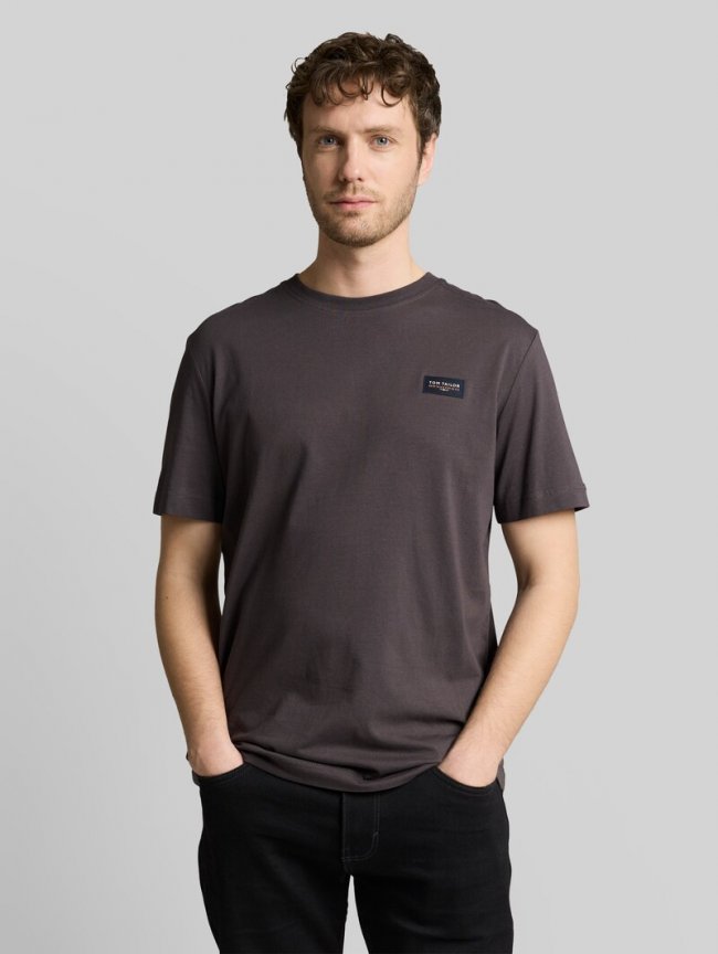 Tom Tailor T-Shirt aus Baumwolle mit Logo-Badge - Tarmac Grey Tom Tailor T-Shirt aus Baumwolle mit Logo-Badge - Tarmac Grey