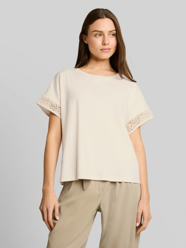 Tom Tailor Loose Fit T-Shirt mit Crochet-Ärmeln - Dove White Tom Tailor Loose Fit T-Shirt mit Crochet-Ärmeln - Dove White