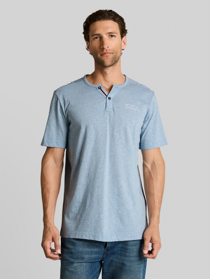 Tom Tailor Henley T-Shirt mit feinem Streifenmuster - Spring Blue Fine Stripe Tom Tailor Henley T-Shirt mit feinem Streifenmuster - Spring Blue Fine Stripe