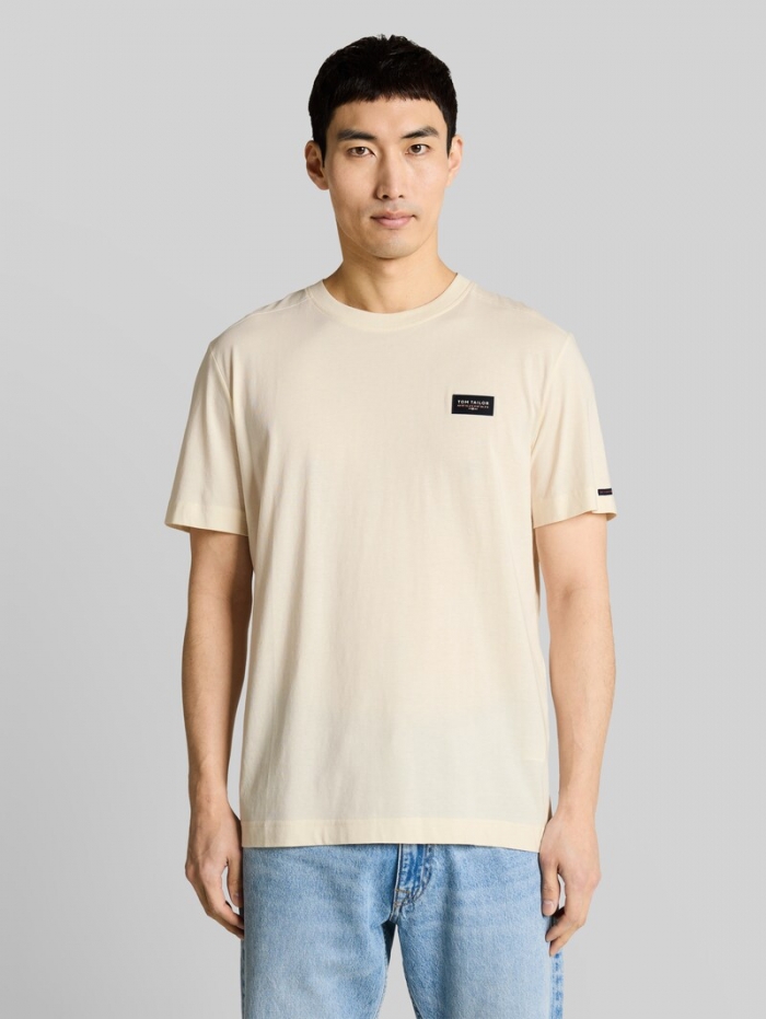 Tom Tailor T-Shirt aus Baumwolle mit Logo-Badge - Gardenia White Tom Tailor T-Shirt aus Baumwolle mit Logo-Badge - Gardenia White