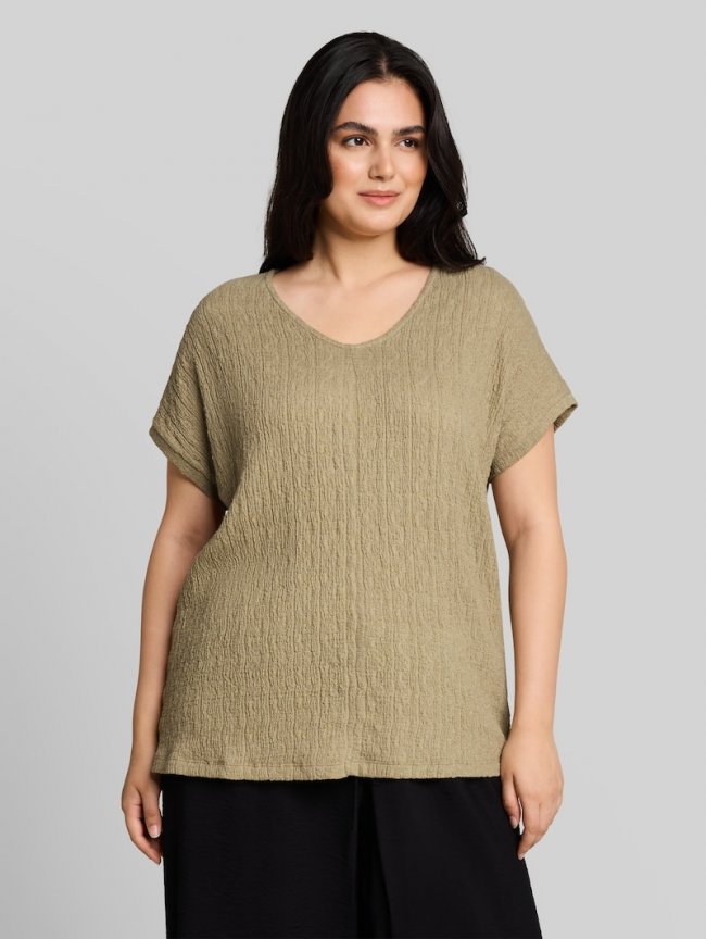 Tom Tailor Plus Size - Loose Fit T-Shirt im Material-Mix - Silver Olive Tom Tailor Plus Size - Loose Fit T-Shirt im Material-Mix - Silver Olive