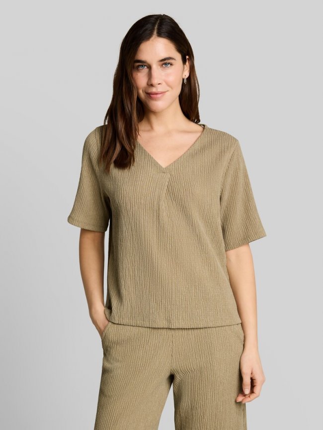 Tom Tailor Crinkle T-Shirt mit V-Ausschnitt - Olive White Structure Tom Tailor Crinkle T-Shirt mit V-Ausschnitt - Olive White Structure