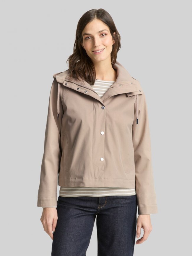 Tom Tailor Ultralight Short Parka aus wasserabweisendem Material - Soft Taupe Grey Tom Tailor Ultralight Short Parka aus wasserabweisendem Material - Soft Taupe Grey