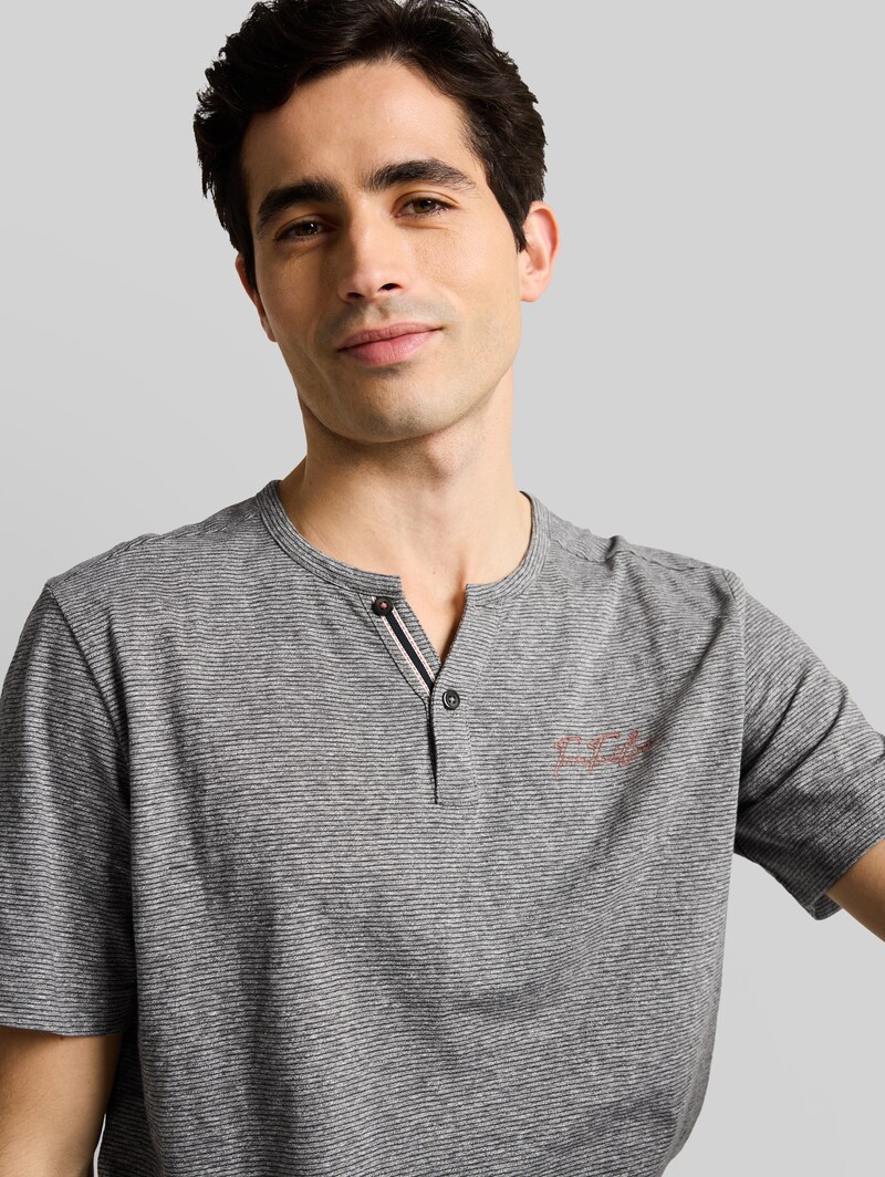 Tom Tailor Henley T-Shirt mit feinem Streifenmuster - White Tarmac Grey Fine Stripe