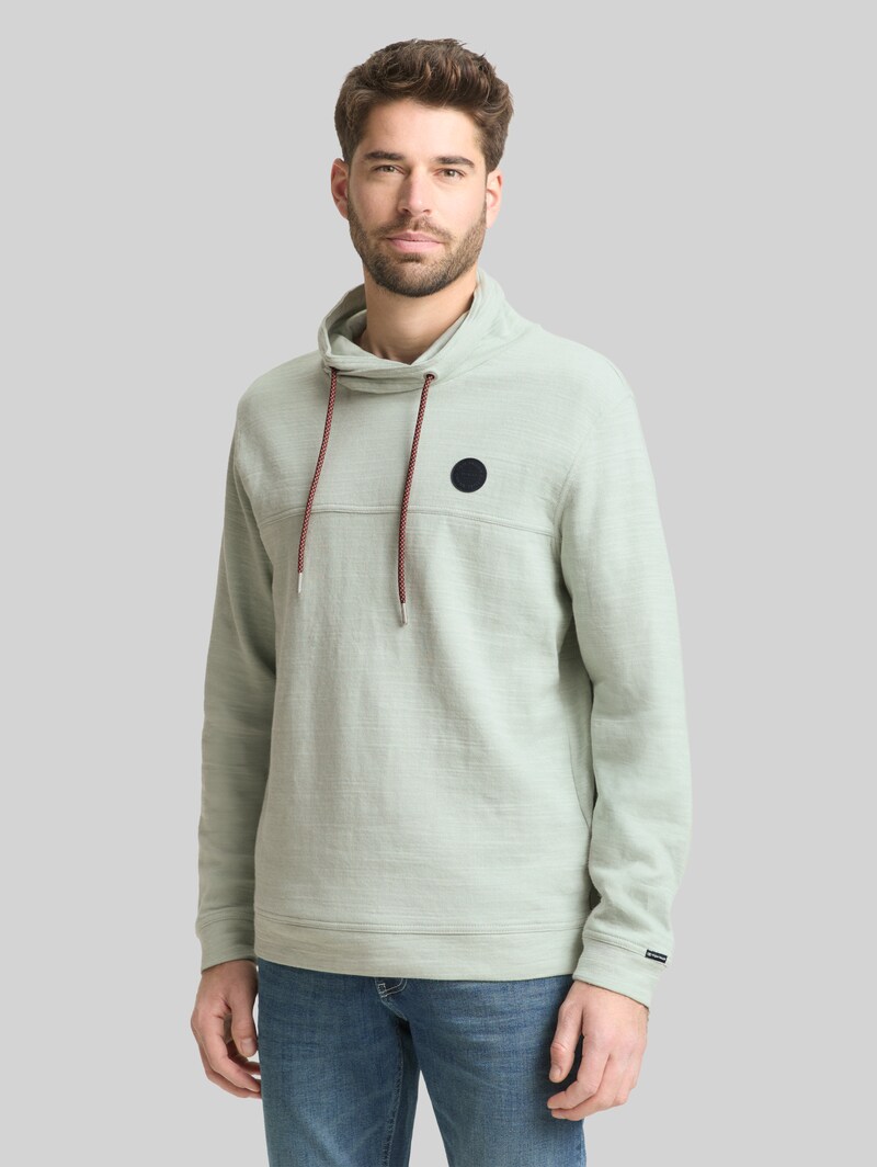 Tom Tailor Snood Langarmshirt mit Logo-Badge - Soft Greyish Green Tom Tailor Snood Langarmshirt mit Logo-Badge - Soft Greyish Green