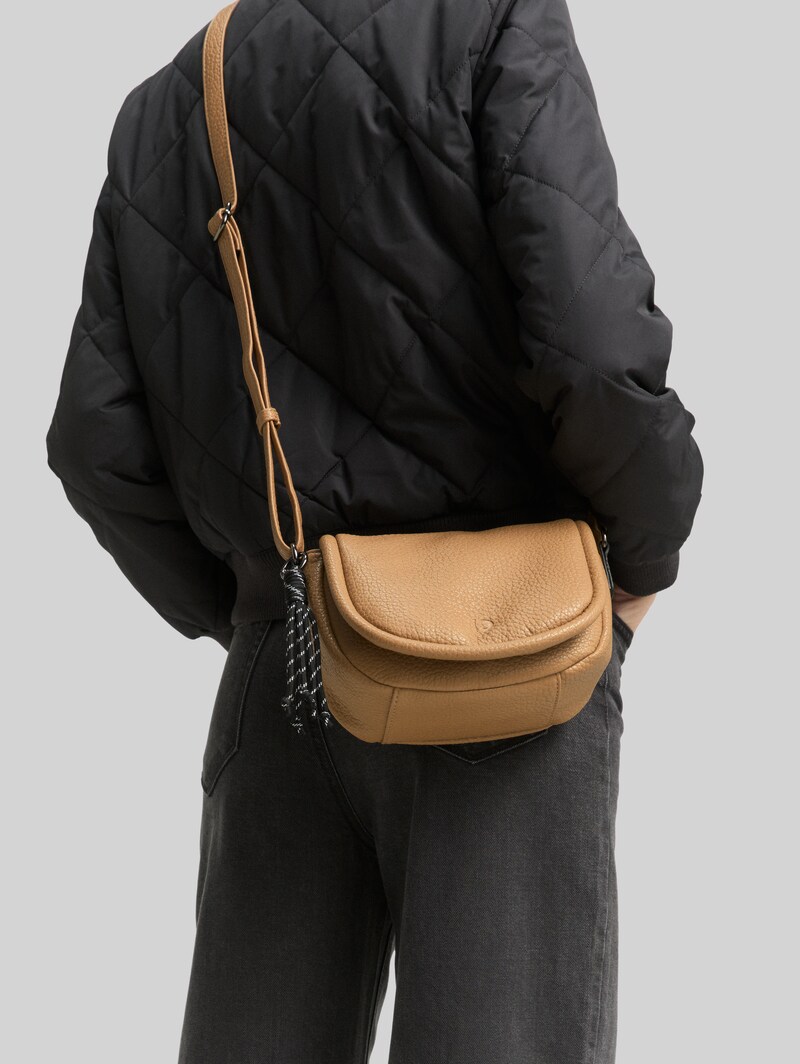 Tom Tailor TTFINNA M Umhängetasche mit dekorativem Anhänger - Camel / Camel Nature