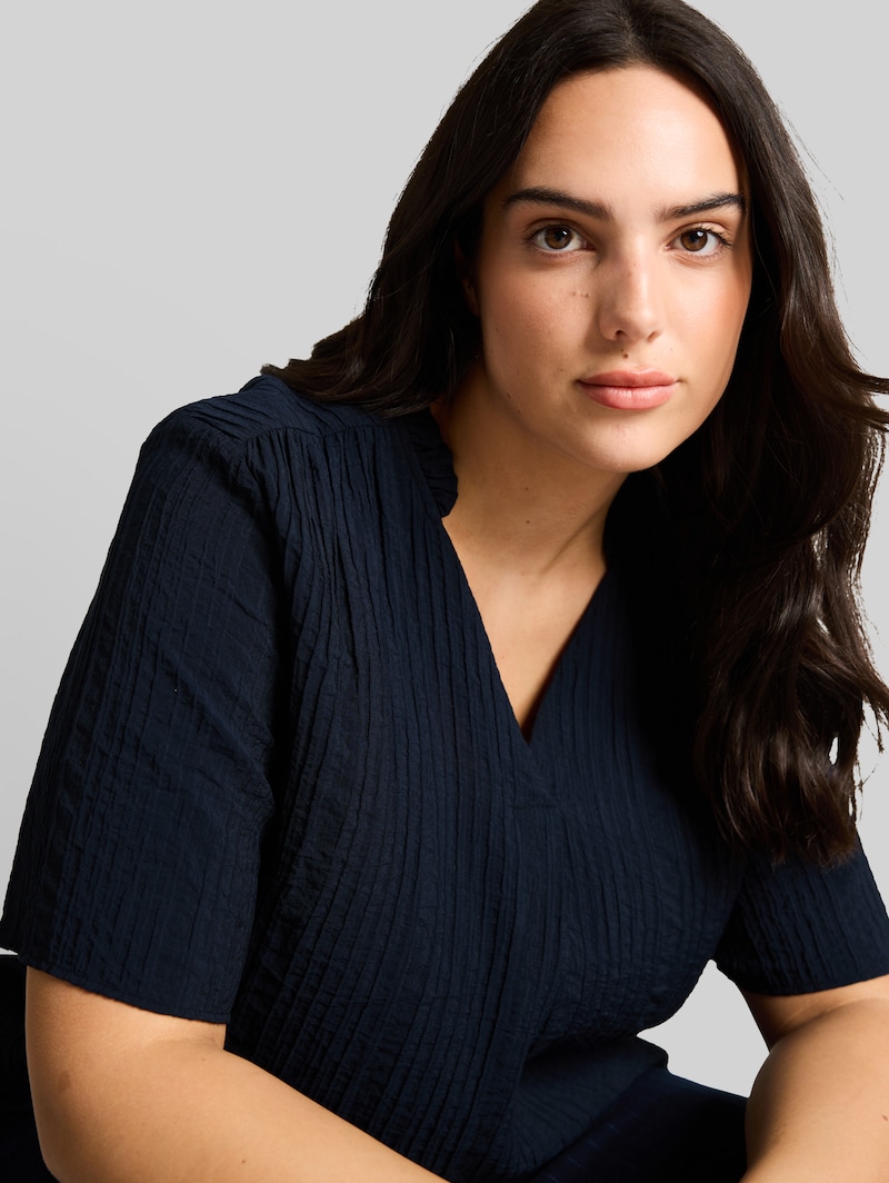 Tom Tailor Plus Size - Crinkle Bluse mit V-Ausschnitt - Sky Captain Blue