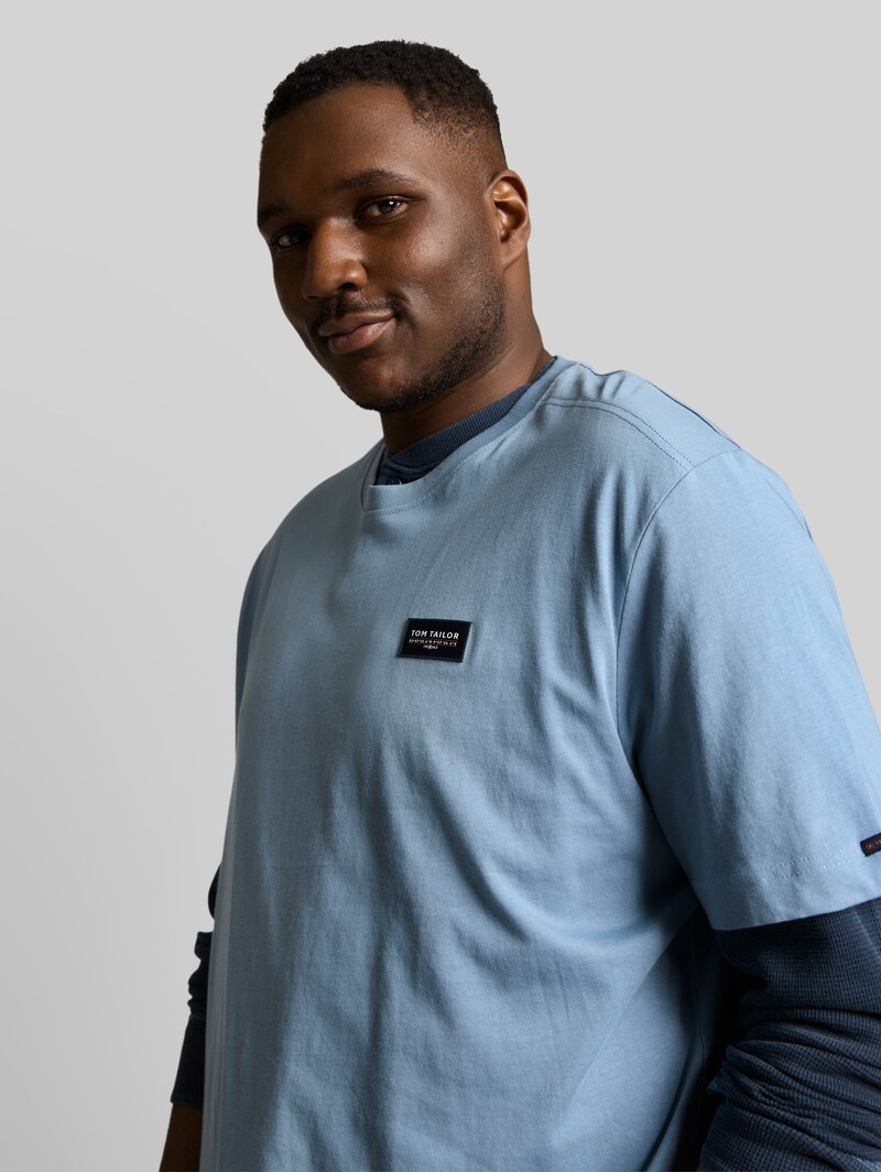 Tom Tailor Plus Size - T-Shirt aus Baumwolle mit Logo-Badge - Mountain Spring Blue