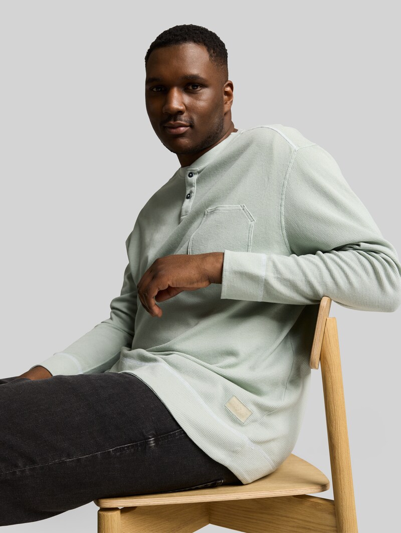 Tom Tailor Plus Size - Henley Langarmshirt mit Waffelstruktur - Soft Greyish Green