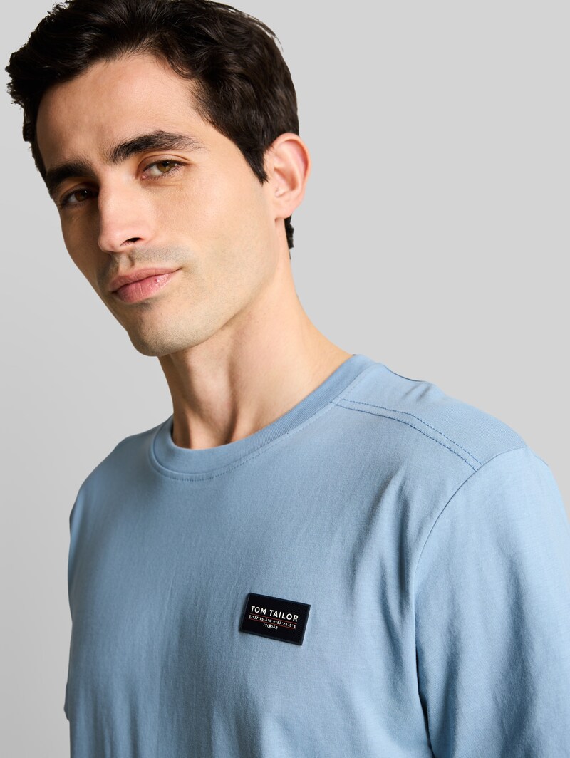 Tom Tailor T-Shirt aus Baumwolle mit Logo-Badge - Mountain Spring Blue