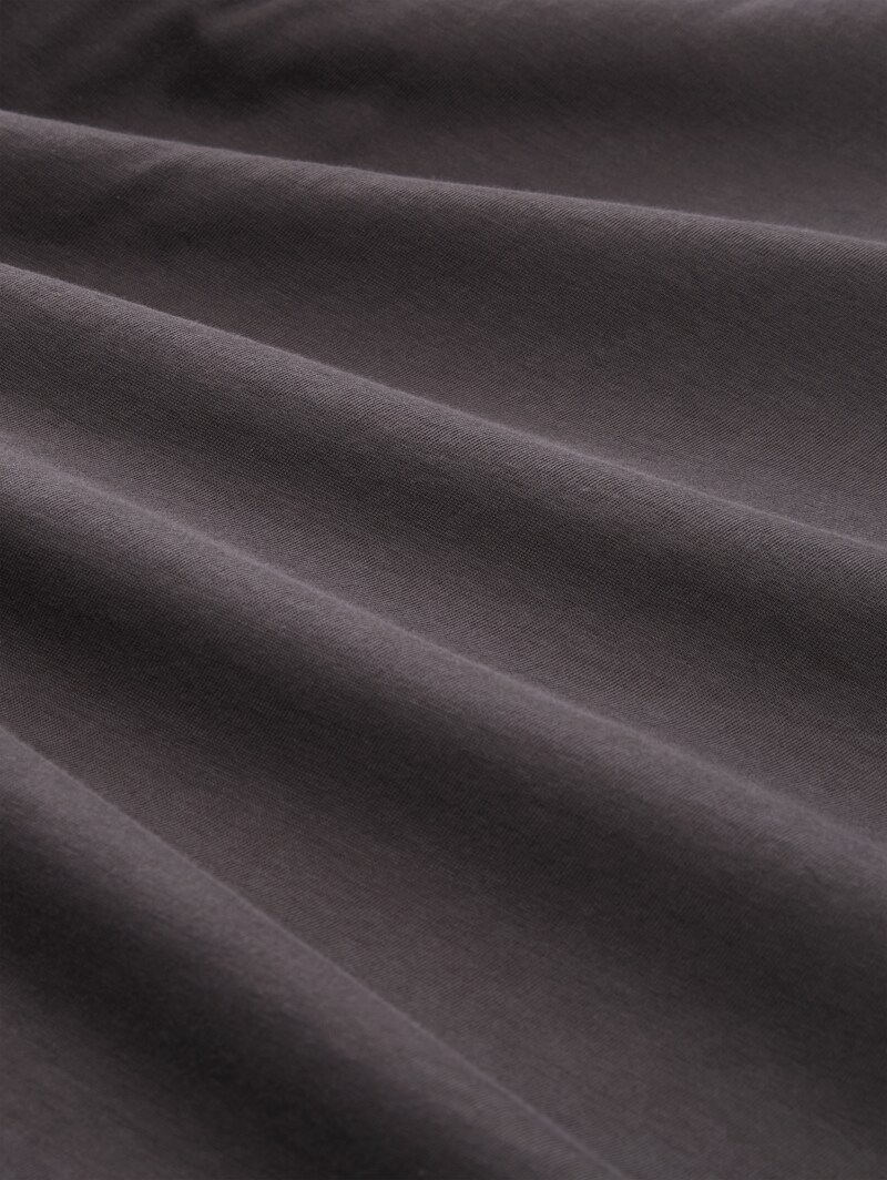 Tom Tailor T-Shirt aus Baumwolle mit Logo-Badge - Tarmac Grey