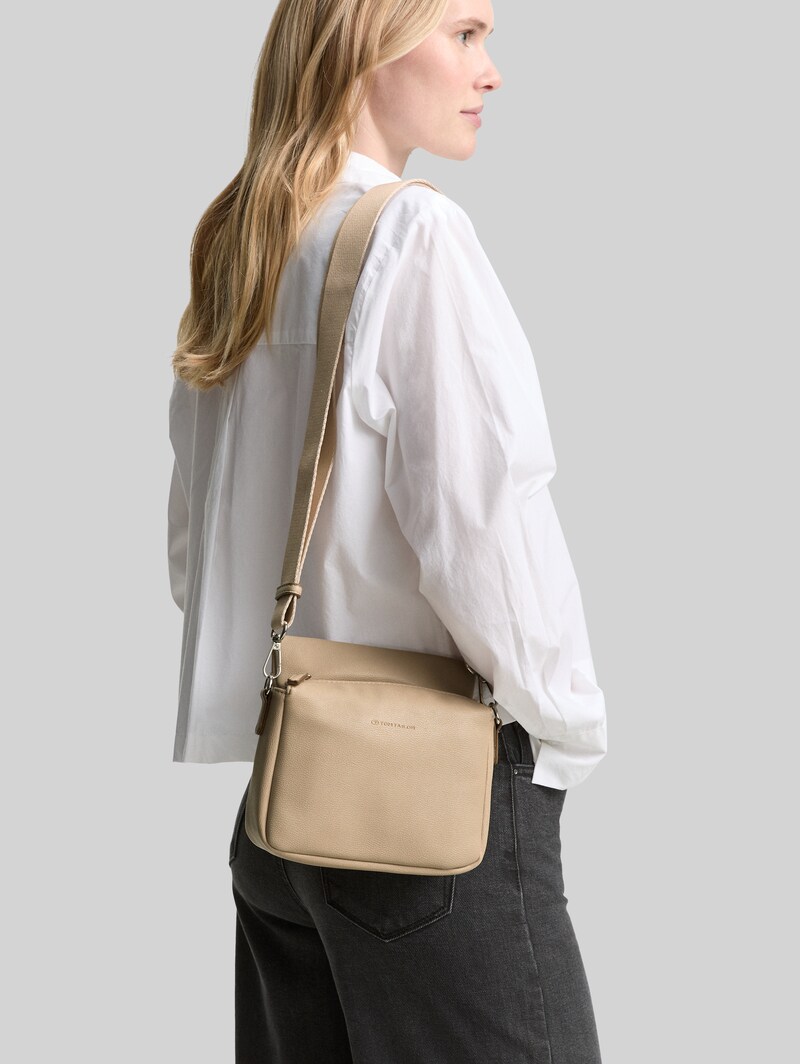 Tom Tailor TTRELLA S Umhängetasche mit kleinem Umschlag und Logo-Prägung - Taupe / Taupe