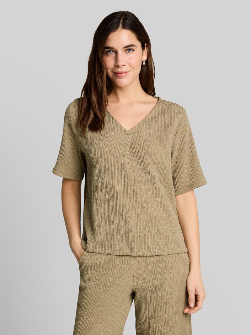 Tom Tailor Crinkle T-Shirt mit V-Ausschnitt - Olive White Structure Tom Tailor Crinkle T-Shirt mit V-Ausschnitt - Olive White Structure